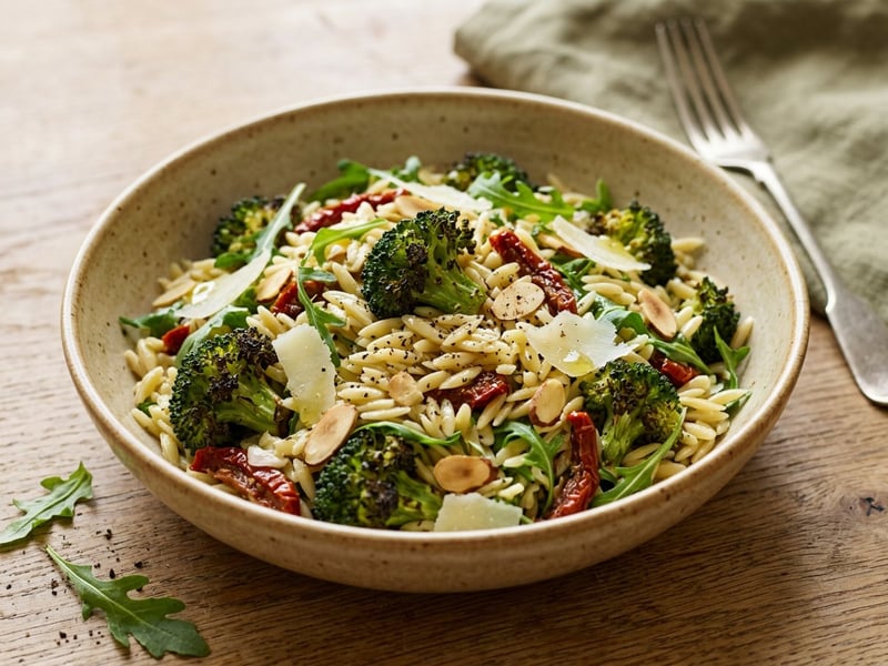 Italienischer Orzo-Salat | Mit Backrohr-Brokkoli & Pecorino