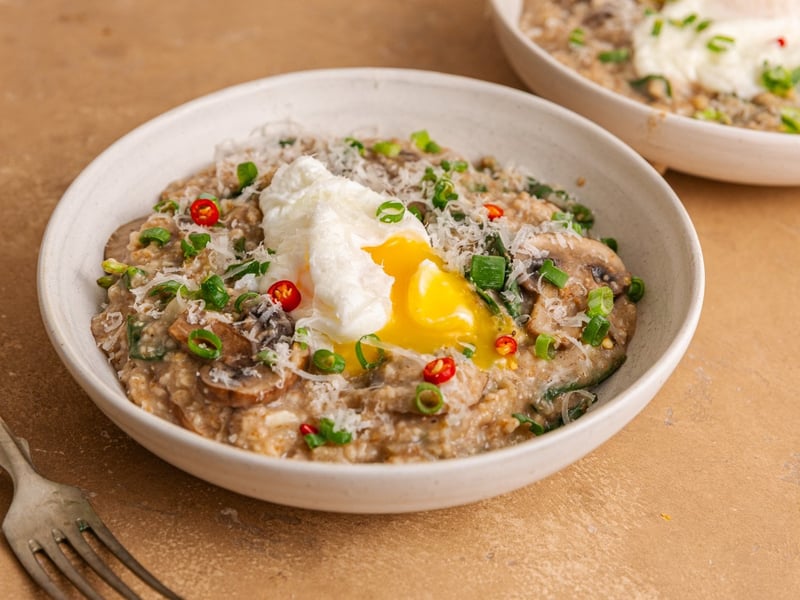 Herzhafter Porridge mit Pilzen und pochiertem Ei