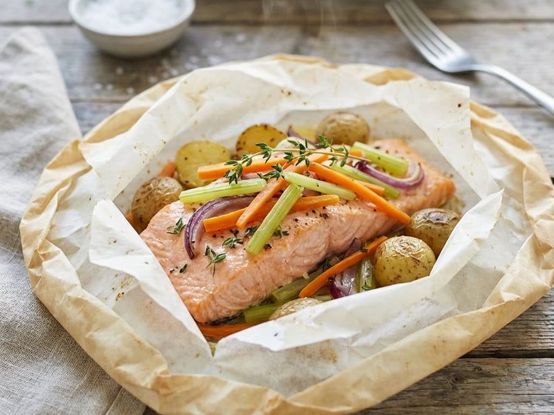Lachs in der Pergamenttasche mit feinem Gemüse