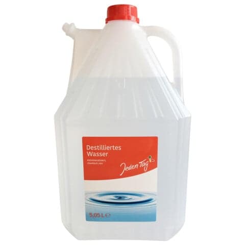 Jeden Tag Destilliertes Wasser