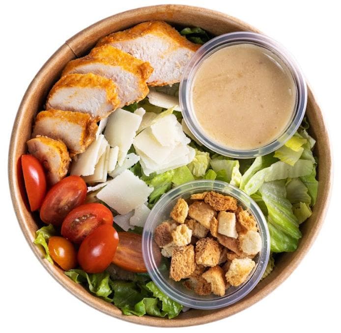 Pappudia Ceasar Salad mit Huhn, Dressing, Wachteleiern, Croutons, Speck und Grana Padano-Käse (g.U.)