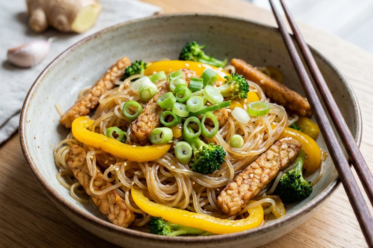 Gebratene Reisnudeln mit Tempeh und Gemüse