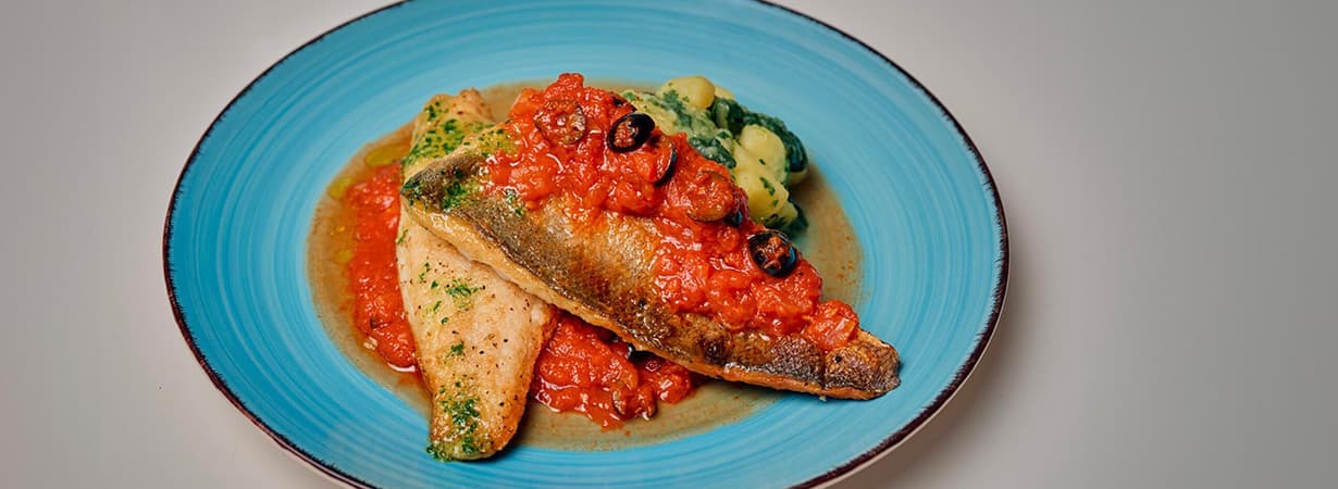 Wolfsbarschfilets mit Tomaten-Oliven-Salsa und Mangoldkartoffeln