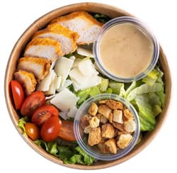 Pappudia Ceasar Salad mit Huhn, Dressing, Wachteleiern, Croutons, Speck und Grana Padano-Käse (g.U.)