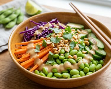 Asiatischer Salat mit Edamame und Erdnuss‑Dressing
