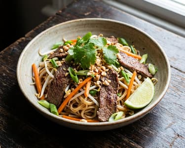 Gebratene Pho-Nudeln mit Rindfleisch | Vietnamesischer Genuss