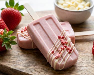 Erdbeer-Obers-Eis am Stiel