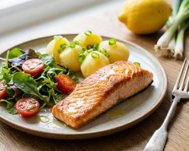 Pan-fried Salmon Fillet with Potatoes and Fresh Salad