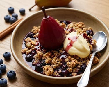 Birnen-Heidelbeer-Crumble mit pochierten Birnen und Vanillecreme