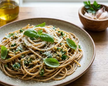 Vollkornspaghetti mit geröstetem Knoblauch-Pesto
