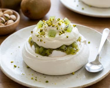 Mini Pavlovas mit Kiwi-Kompott