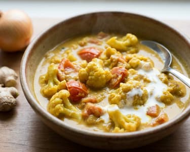 Creamy Cauliflower Curry with Tomatoes