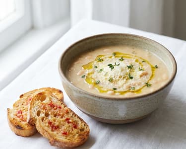 Weiße Bohnensuppe mit Parmesan & Ciabatta