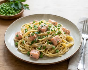 Cremige Pasta mit Lachs und Erbsen