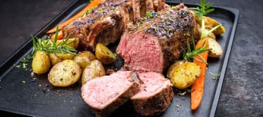 Saltimbocca vom Hirschrücken mit Ofen-Kastanien und Speckbohnen