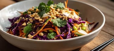 Asiatischer Salat mit Edamame und Erdnuss‑Dressing