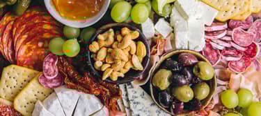 Charcuterie-Platte mit Prosciutto und Feigen