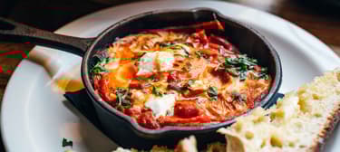 Veganes Shakshuka mit "Feta"