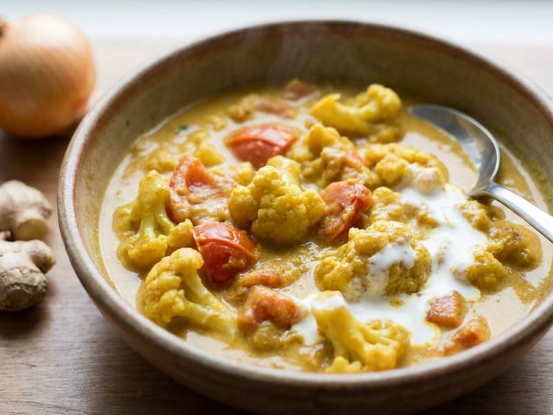 Cremiges Karfiol-Curry mit Paradeisern