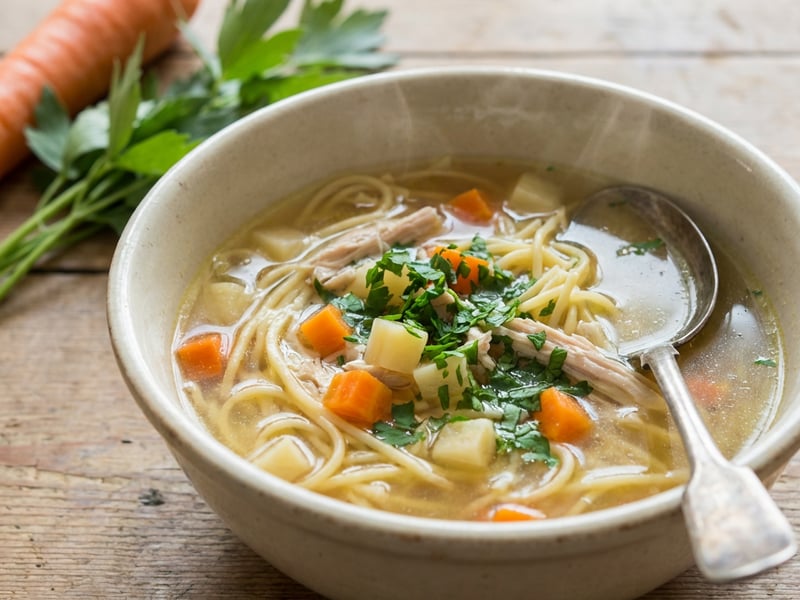Klassische Hühnersuppe mit Nudeln
