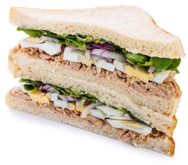 Pappudia Sandwich mit Thunfisch, Ei und Feldsalat